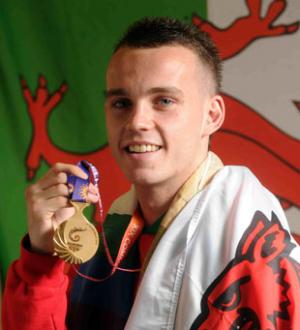 Sean_McGoldrick_with_Commonwealth_Games_gold_medal_2