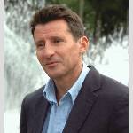 Sebastian_Coe_head_and_shoulders_in_front_of_fountain