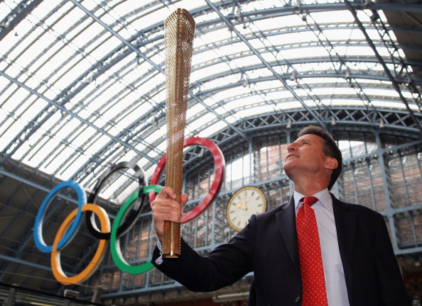 Sebastian_Coe_with_Olympic_Torch_2_St_Pancras_June_8_2011