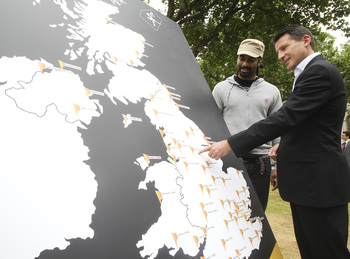 Sebastian_Coe_with_route_of_London_2012_relay