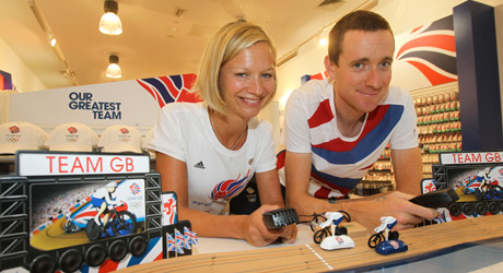 Sophia_Warner_and_Bradley_Wiggins_at_the_new_Team_GB_and_ParalympicsGB_shop_in_Westfield_Stratford_City_27-09-11