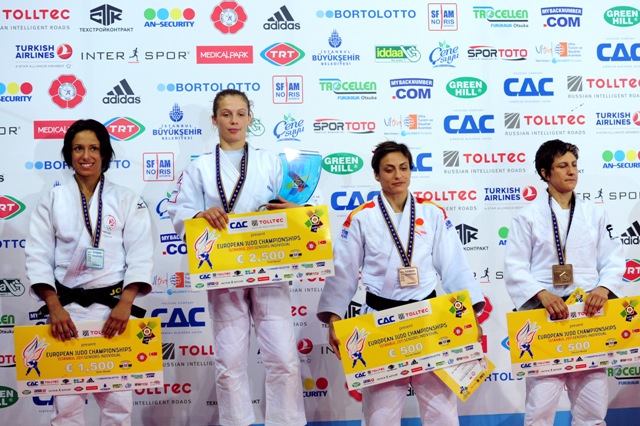 Sophie_Cox_with_bronze_medal_at_European_Judo_Championships_April_21_2011