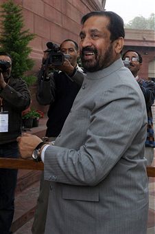 Suresh_Kalmadi_arriving_at_Parliament_February_22_2011