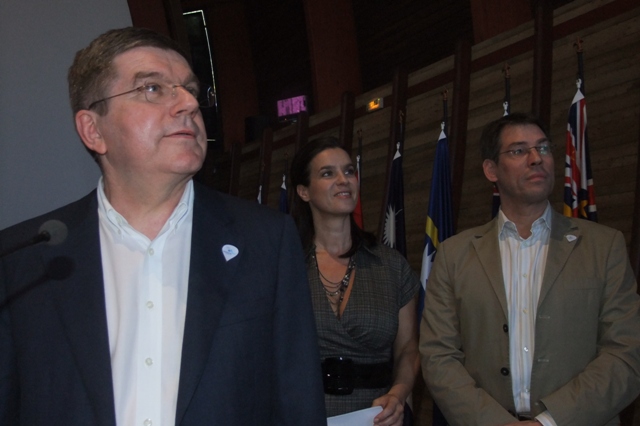 Thomas_Bach_presenting_for_Munich_in_New_Caledonia_March_26_2011