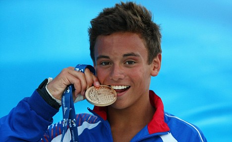 Tom_Daley_with_world_gold_medal