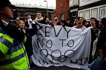 Tottenham_fans_protesting_about_Olympic_Stadium_move_January_2011