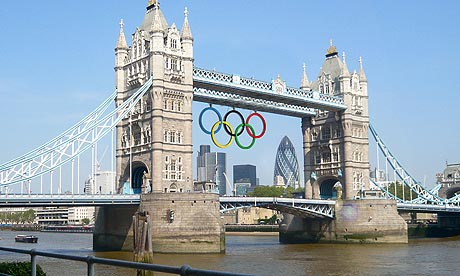 Tower_Bridge_with_Olympic_rings_01-07-11
