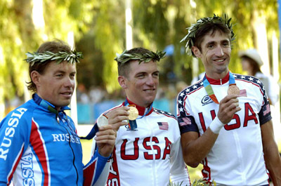 Tyler_Hamilton_on_medal_podium_at_Athens_2004