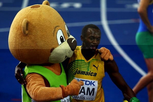 Usain_Bolt_with_Berlino_the_Bear_2009