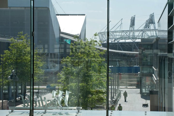 Westfield_with_view_of_Olympic_Stadium