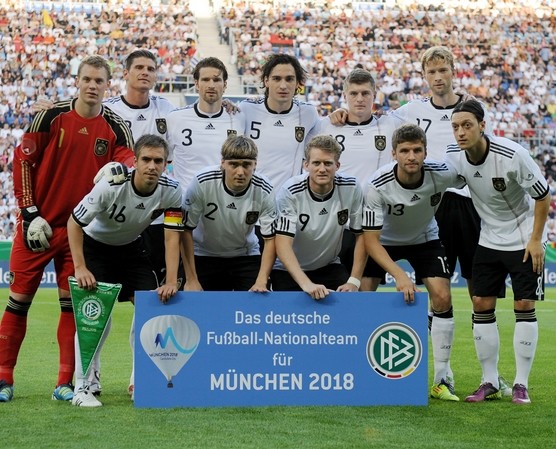 germanys_national_football_team._From_left_to_right_Manuel_Neuer_Mario_Gomez_Arne_Friedrich_Mats_Hummels_Toni_Kroos_Simon_Rolfes_06-06-11