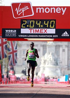 Emmanuel_Mutai_wins_London_Marathon_April_17_2011