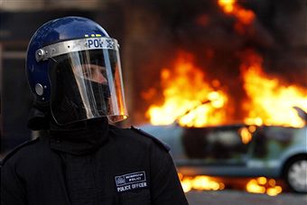 Hackney_riots_with_police_August_8_2011