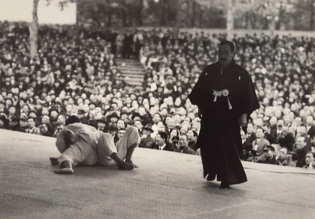 Judo championship in Japan (referee: Nagaoka Hideichi) © The Kodokan Institute 