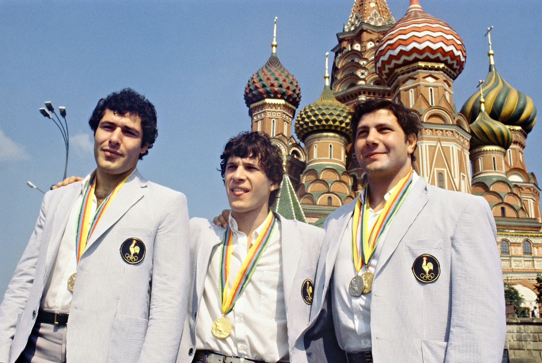 French judokas, medalists at the1980 Olympic Games face the cameras in front of Saint-Basil, Moscow Red Square ©Getty Images