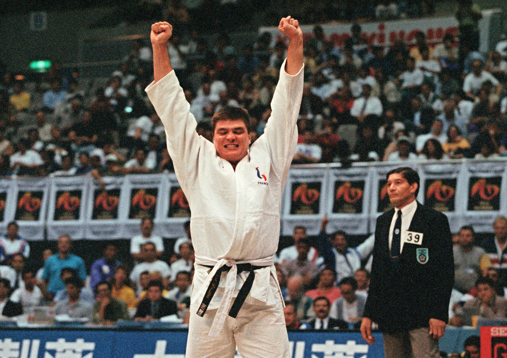 David Douillet of France raises his arms in jubilation after beating German Franck Moller during the men over 95 Kg final of the World Judo Championships in Chiba 28 September 1995 ©Getty Images