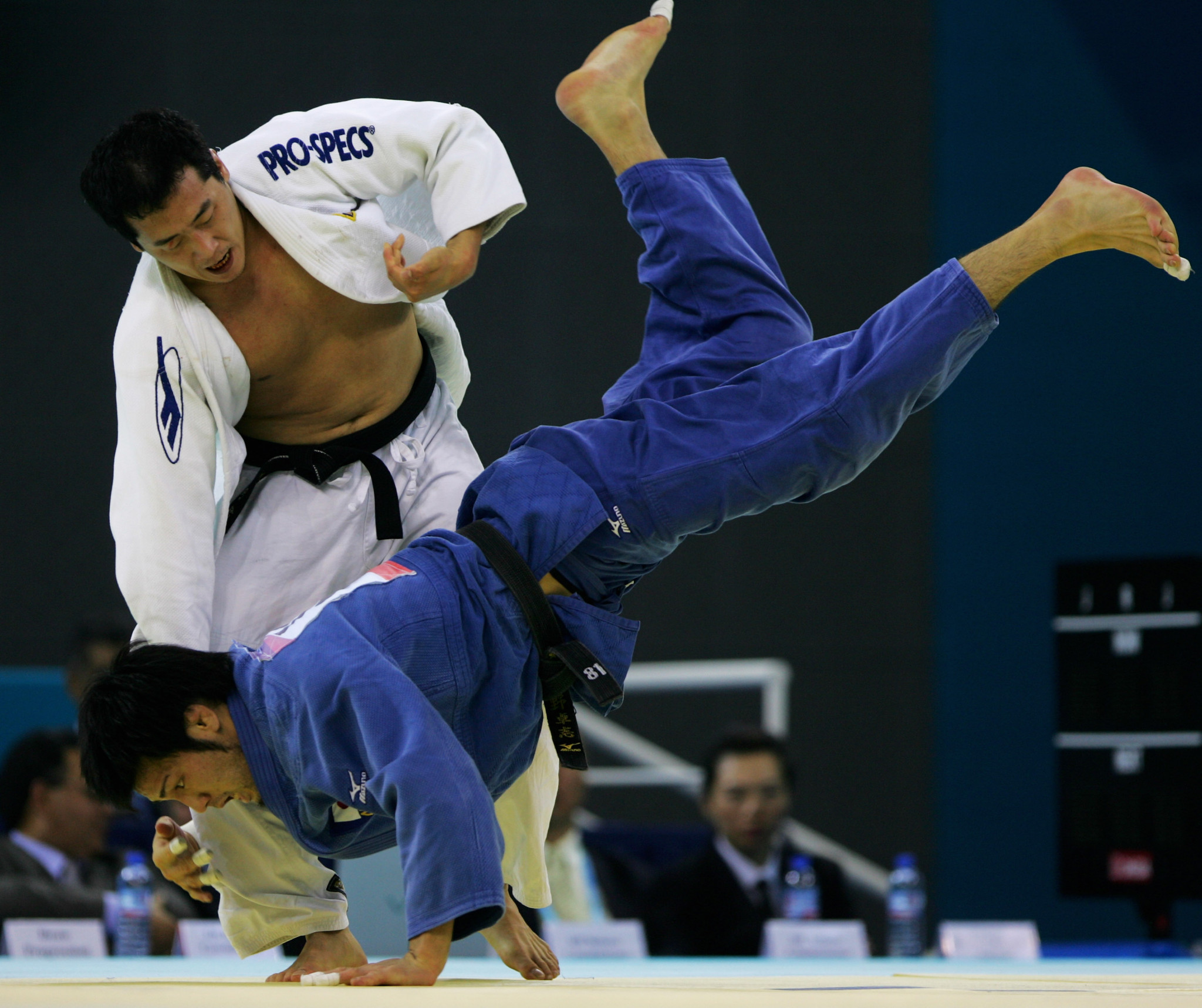 Min Sun Aea (White) of Korea competes with Takashi Ono (Blue) of Japan in the men's 81kg category final during the Good Luck Beijing 2007 Judo Open at the University of Science and Technology Gymnasium on November 16, 2007 in Beijing,China ©Getty Images