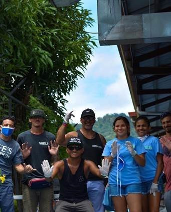 El surfista costarricense Jair Pérez se ofreció como voluntario para ayudar a las familias que sufren la pandemia del coronavirus © ISA