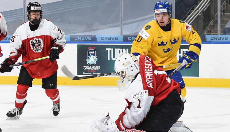 Rakúsky brankár Sebastian Vronjeitz zaujal napriek tomu, že na majstrovstvách sveta juniorov IIHF prehral so Švédskom 4: 0 © Andre Gardin / IIHF Photos
