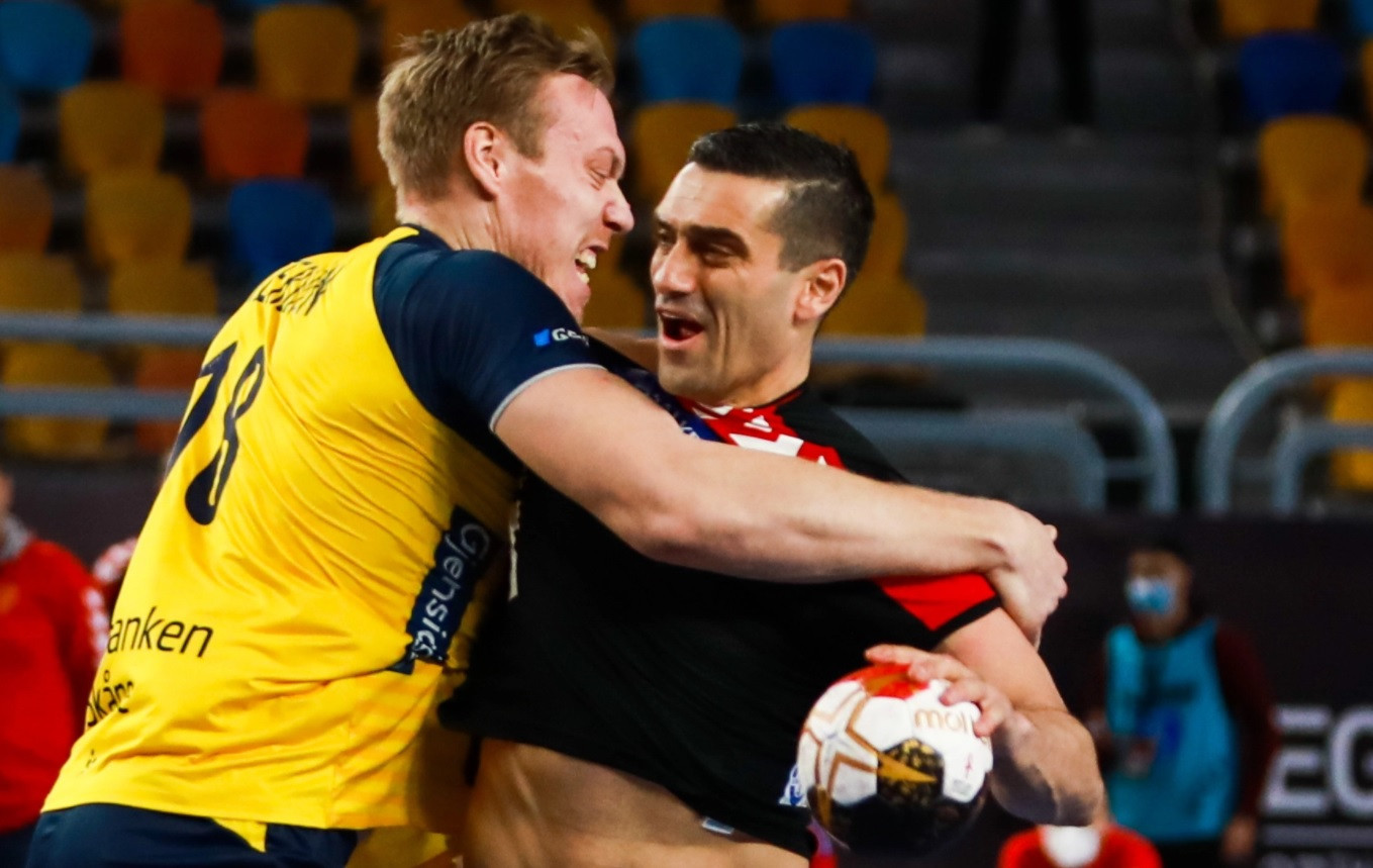 فازت السويد (قمصانها الصفراء) على مقدونيا الشمالية في واحدة من ثماني مباريات جماعية في الجولة الثانية من بطولة العالم لكرة القدم للرجال في مصر © Handball Egypt