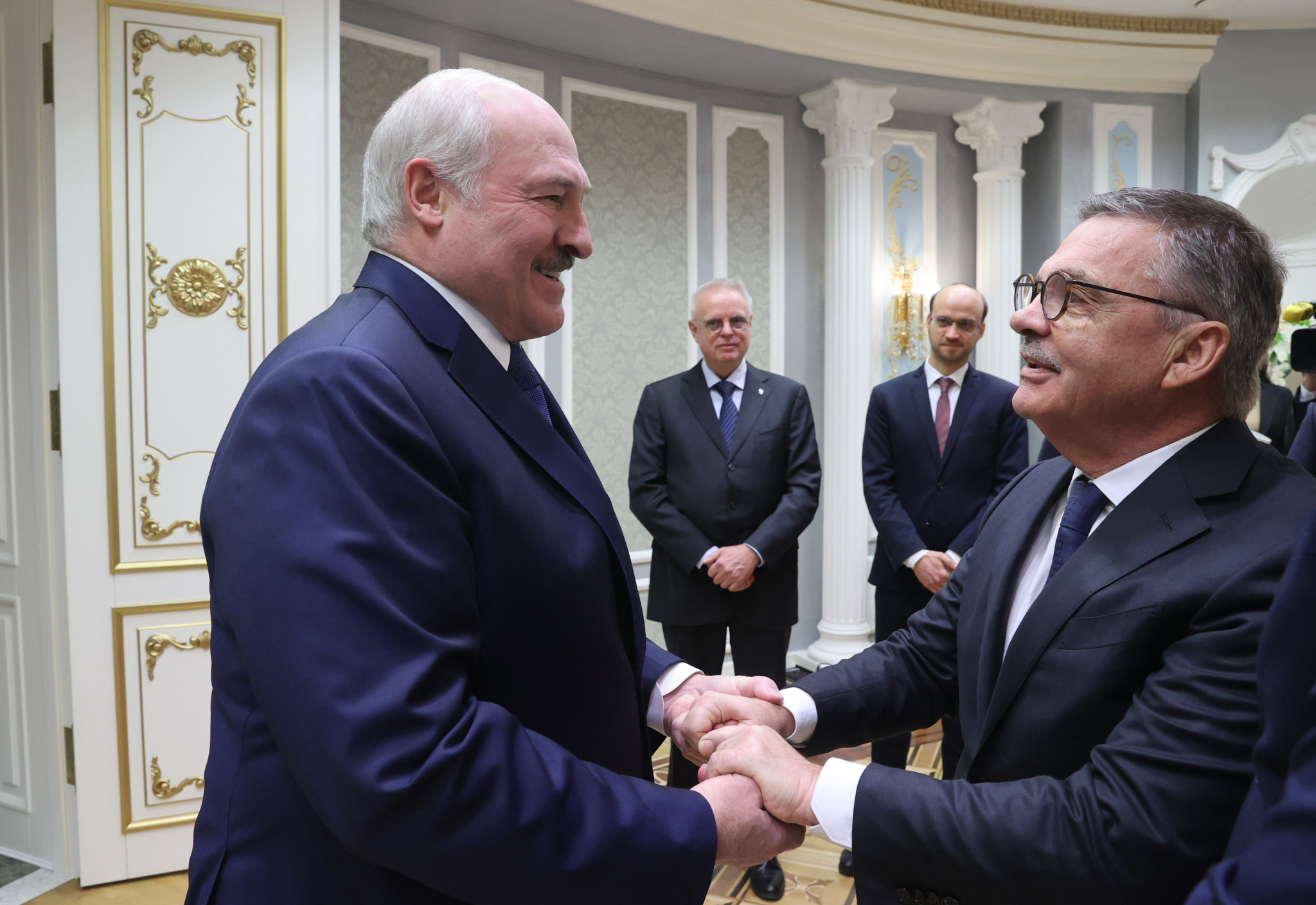 Bazilej (vpravo) sa tento týždeň stretol s bieloruským prezidentom Alexandrom Lukašenkom s cieľom otvorenia a udržania konštruktívneho dialógu na majstrovstvách sveta IIHF © Getty Images