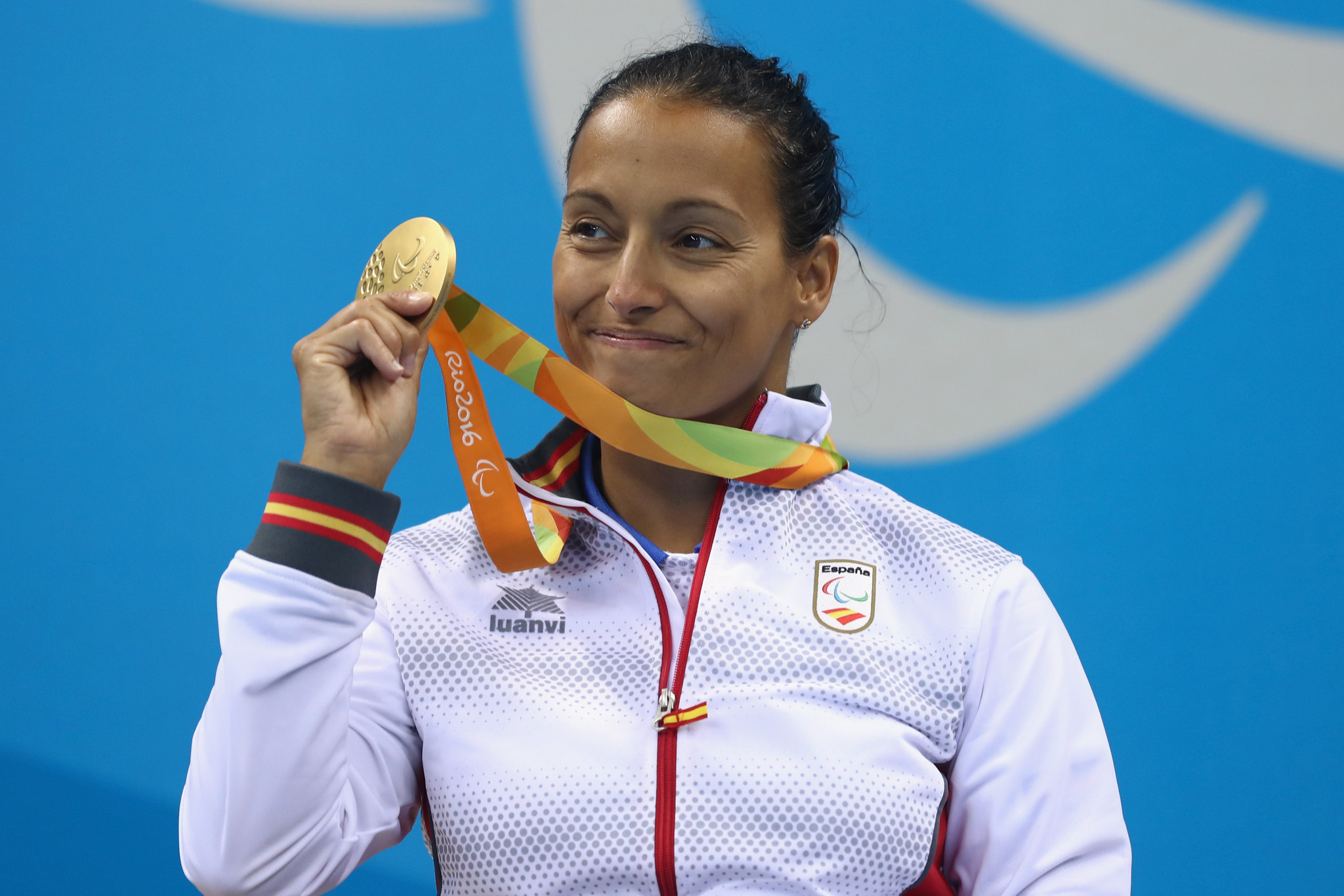 Una imagen de la siete veces campeona española de natación paralímpica Teresa Perales en el autobús © Getty Images