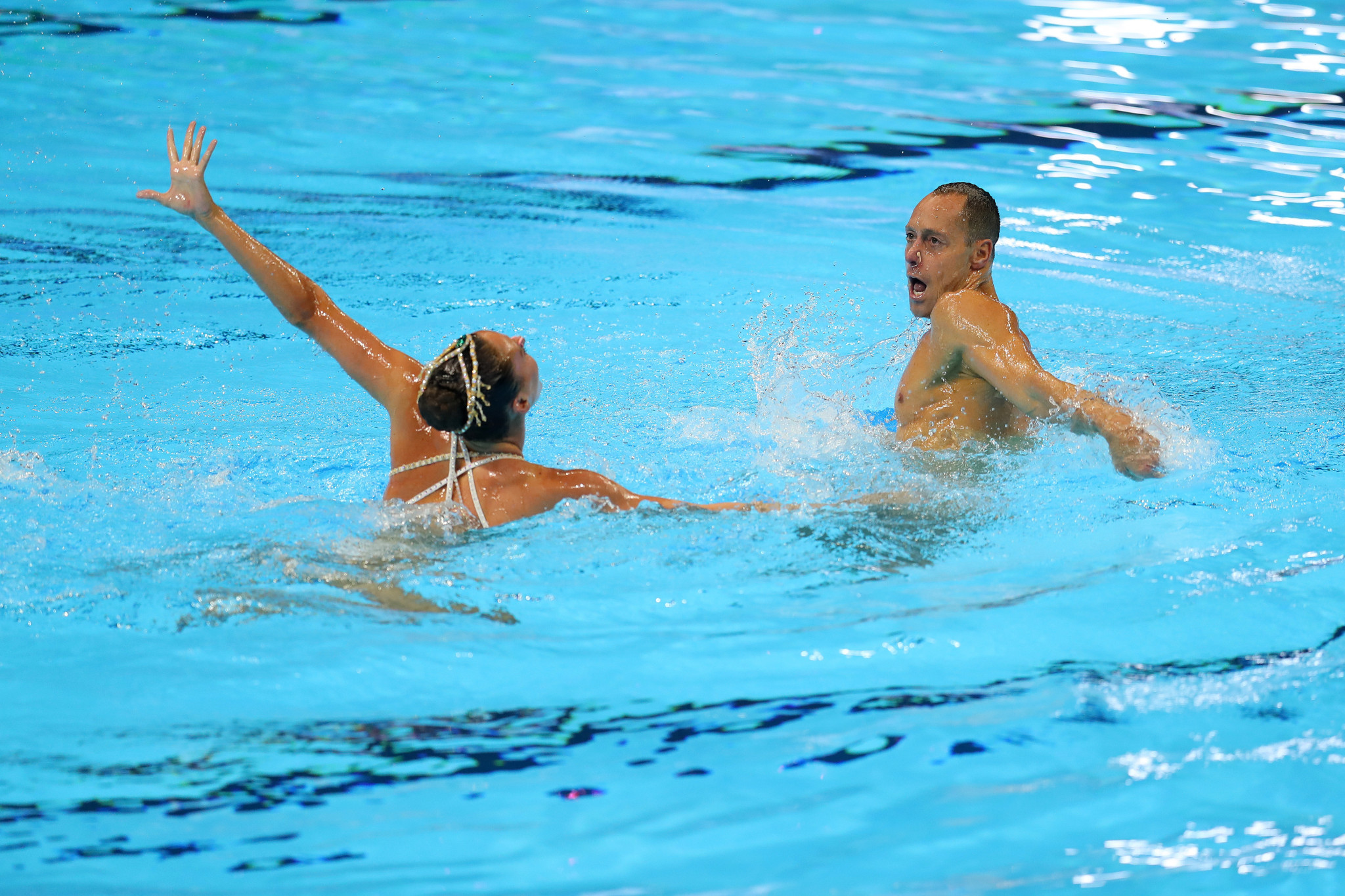 Bill May, à droite, a remporté la première épreuve solo masculine libre de la Série mondiale de natation artistique © Getty Images