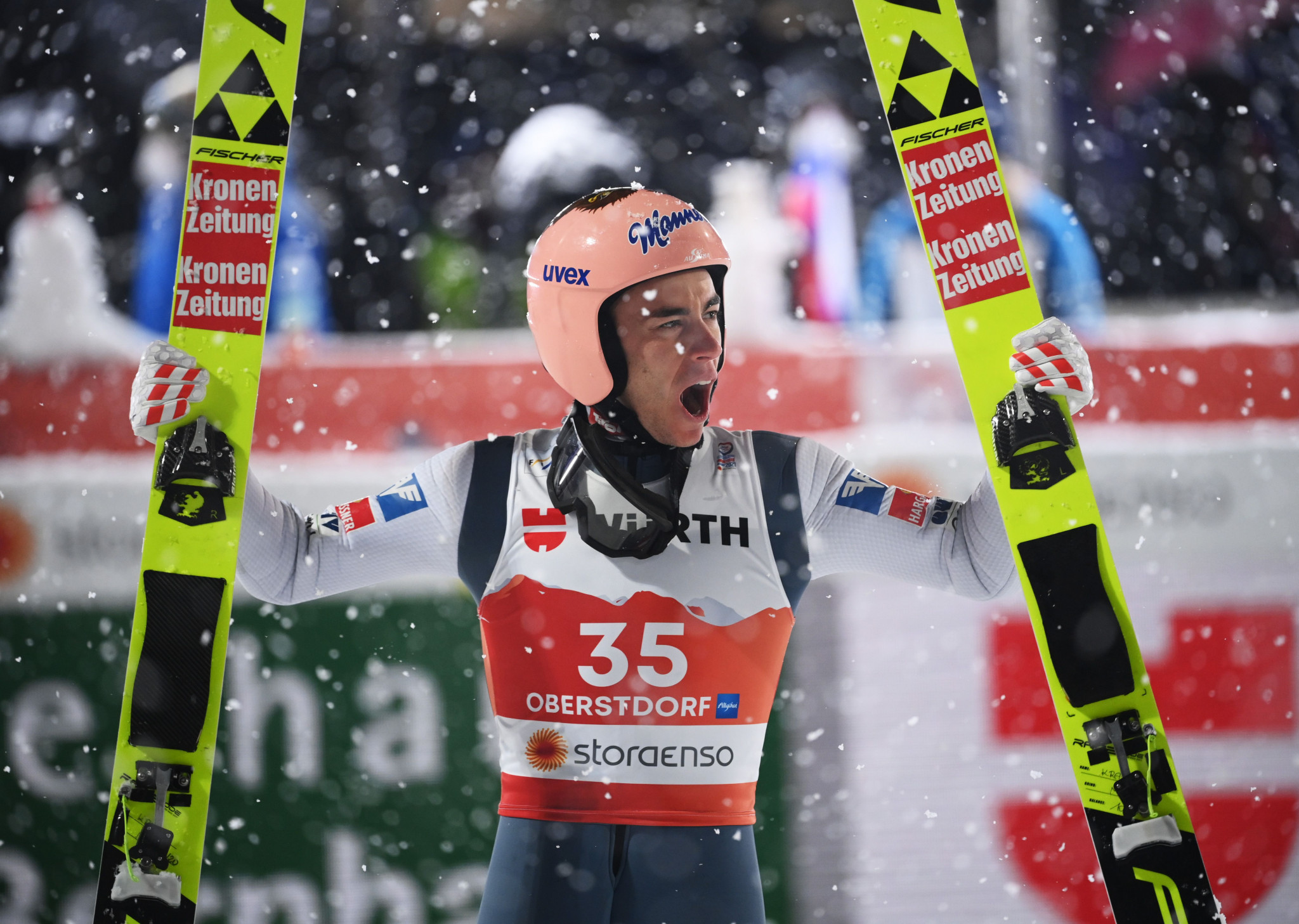 L'Autrichien Stefan Kraft célèbre après avoir remporté la grande compétition de saut à ski pour hommes à Oberstdorf © Getty Images