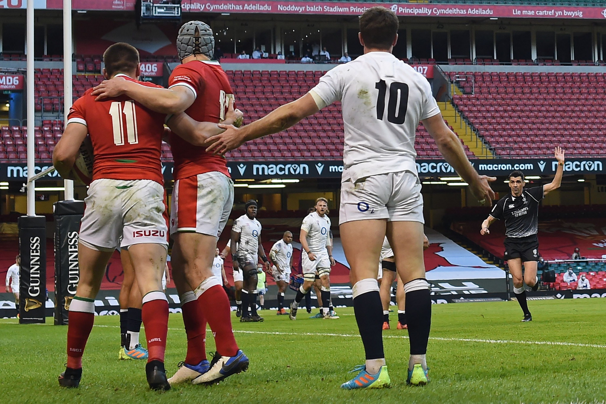 Le rugby fait partie des sports où les arbitres sur le terrain gardent le contrôle des décisions marginales © Getty Images