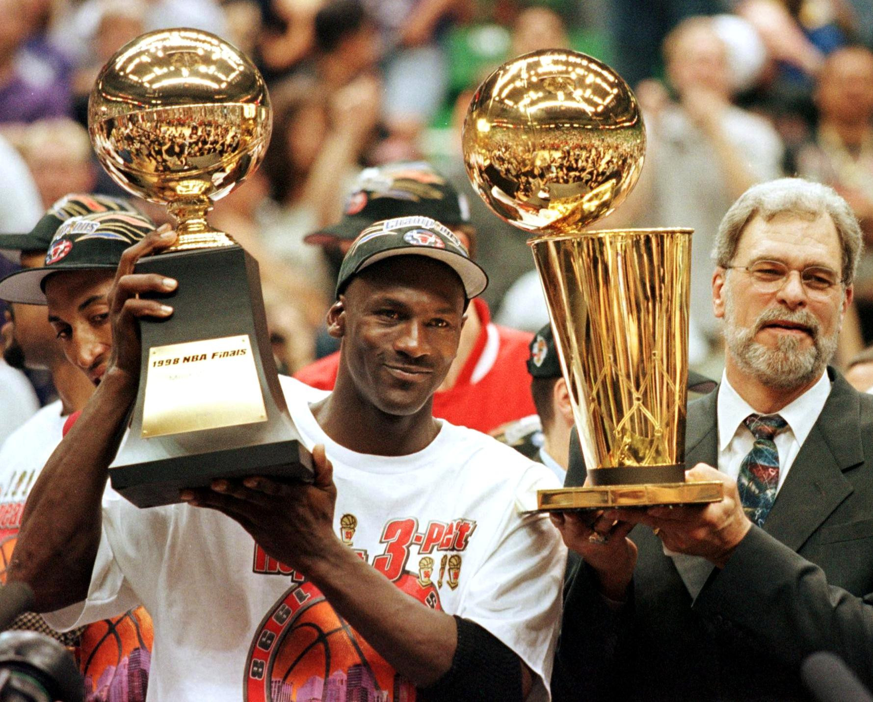 Michael Jordan, à gauche avec l'entraîneur Phil Jackson, est six fois vainqueur du championnat NBA avec les Chicago Bulls © Getty Images