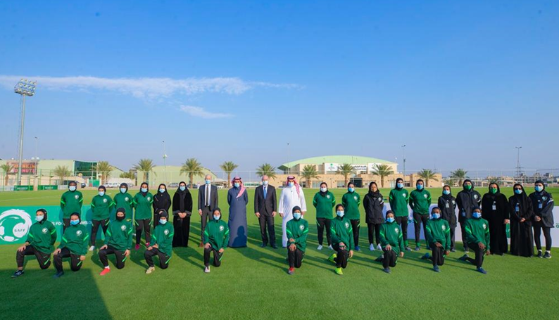 Le président de la FIFA, Gianni Infantino, a soutenu le lancement en septembre dernier en Arabie saoudite de la Mahd Sports Academy, qui pourrait bientôt devenir une plaque tournante pour le développement du football féminin © SAFF
