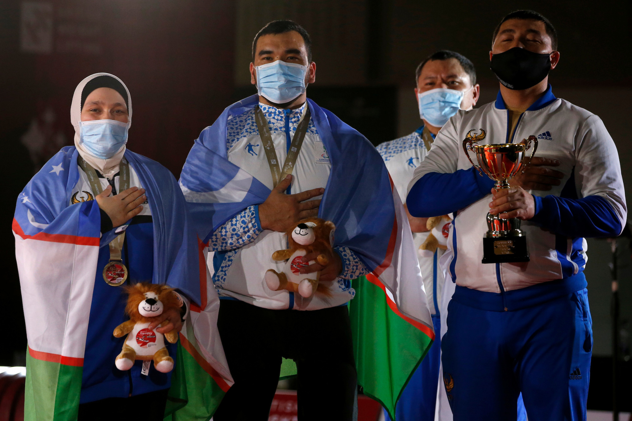 L'Ouzbékistan a terminé l'épreuve en beauté, remportant l'épreuve par équipes mixtes © SWpix