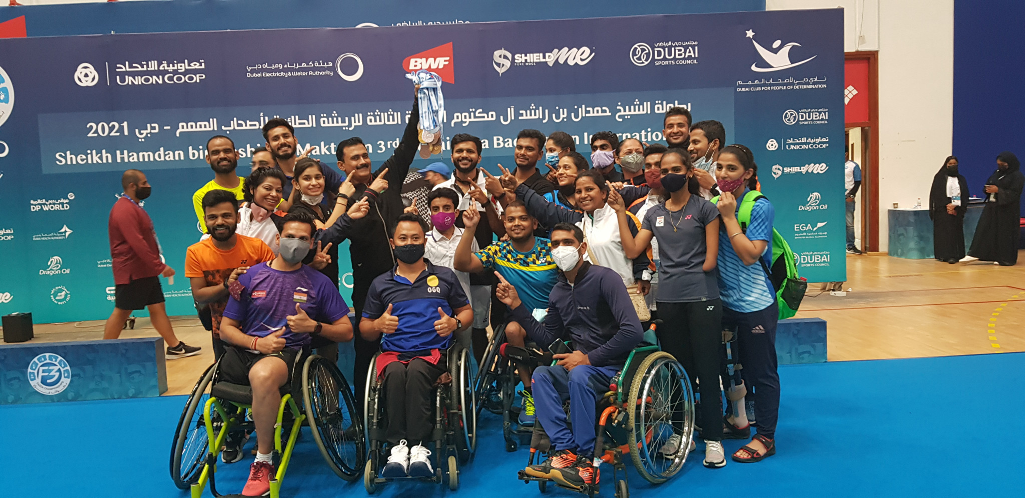 Tim bulu tangkis para India merayakan kedatangan mereka di puncak tabel medali di Dubai Para Badminton International © BWF