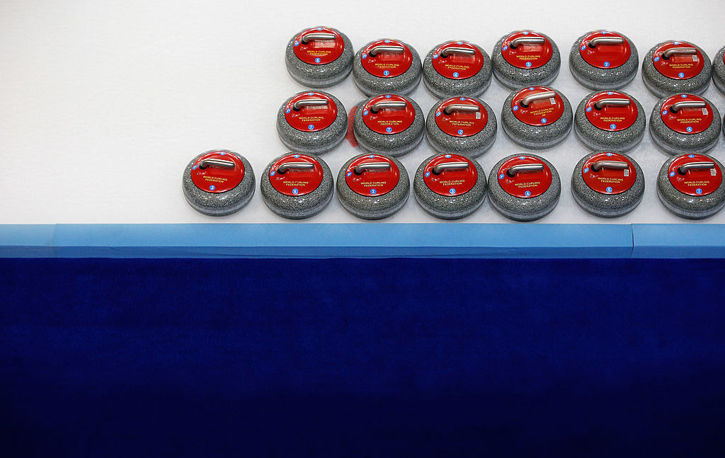 Le championnat du monde de curling est suspendu en raison de cas positifs de COVID-19 