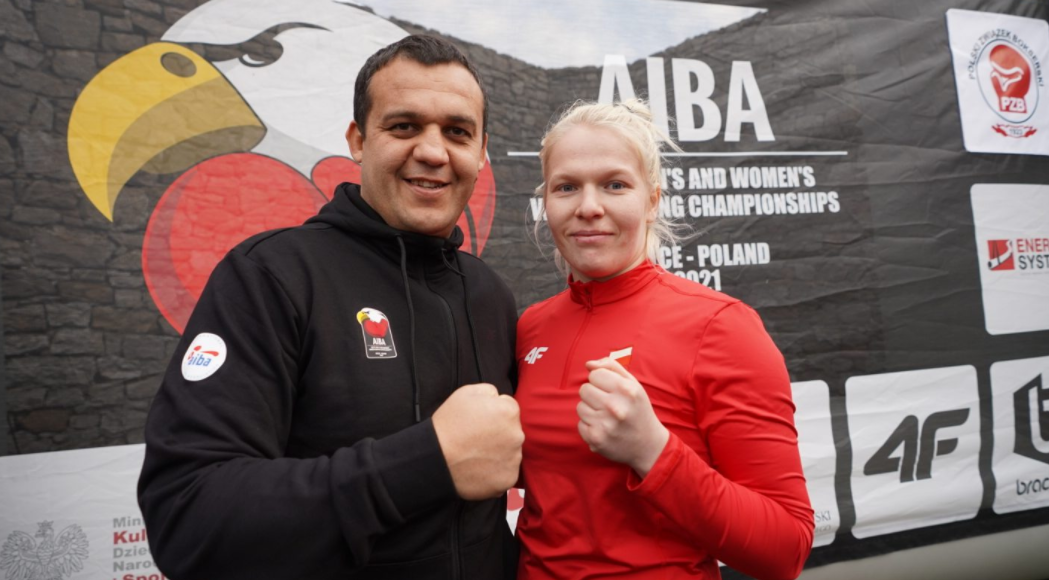 Avant les championnats du monde de boxe de la jeunesse de l'Association internationale de boxe (AIBA) à Kielce, en Pologne, le président de l'AIBA, Umar Kremlev, a rejoint la championne polonaise des Jeux Olympiques de la Jeunesse de 2014, Elzbieta Wojcik, ambassadrice des Championnats, et 60 autres boxeurs pour une séance d'entraînement en plein air © AIBA