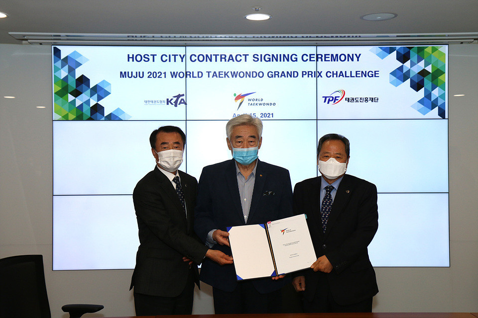 Des hauts fonctionnaires, dont le président du World Taekwondo, Chungwon Choue, ont signé le contrat de la ville hôte de l'événement © World Taekwondo