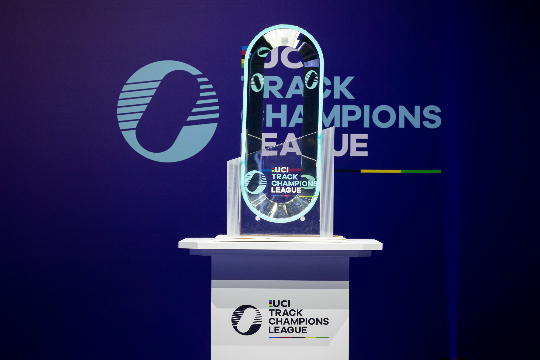 Les vainqueurs des quatre catégories à la fin de la saison recevront une réplique du trophée © UCI