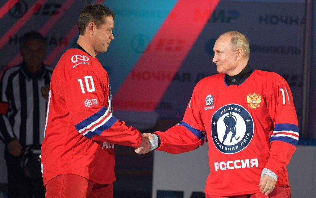 Бывшая звезда НХЛ Павел Буре, на фото с президентом России Владимиром Путиным, был назван ключевой фигурой в РИХФ © Getty Images