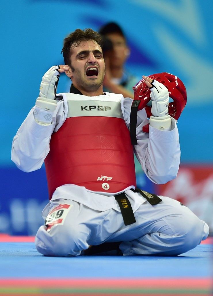 Masoud Hajizavareh celebrates winning the gold medal at the Incheon 2014 Asian Games ©AFP/Getty Images