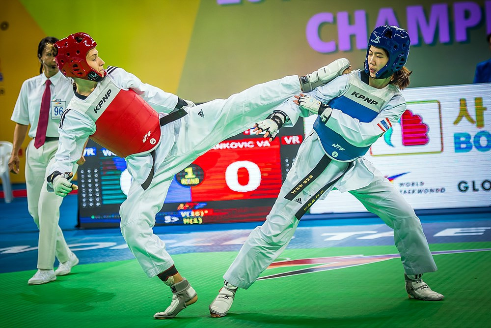 Serbia's Vanja Stanković ,in red, clinched victory at the World Championship with an impressive win over Thailand's defending champion Panipak Wongpattanakit ©World Taekwondo